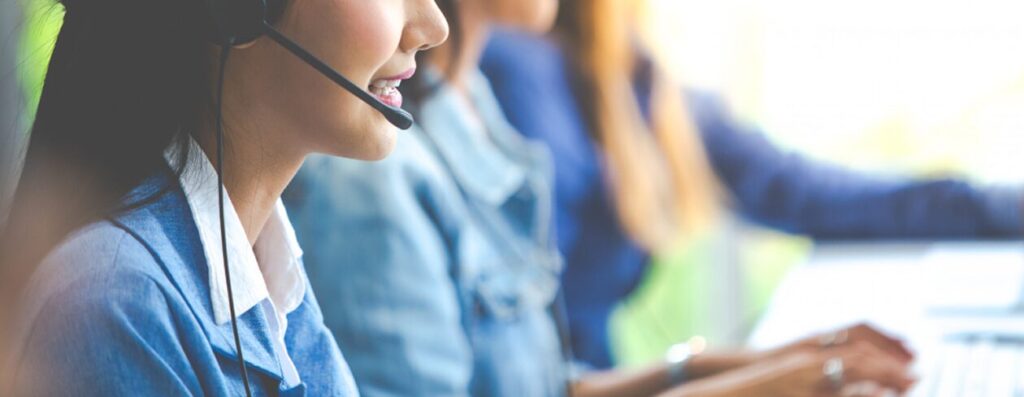 コールセンターで対応する女性オペレーター